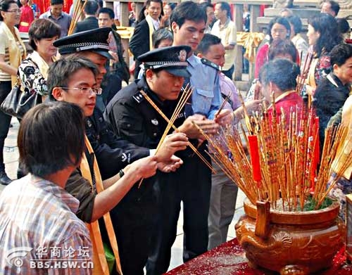 广东佛山民警穿警服烧香拜北帝照 引发争议(图)