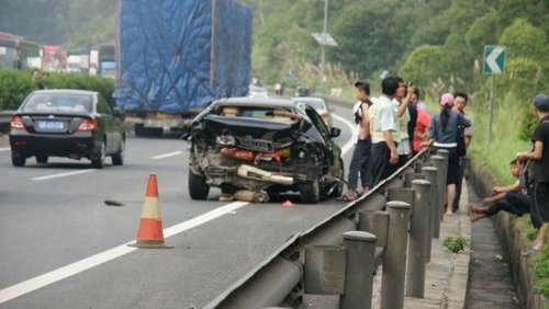 主题:广东惠州发生特大交通事故 9人遇难21人伤