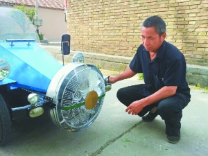 55岁农民自造风力发电电动车 不用年检 超牛!