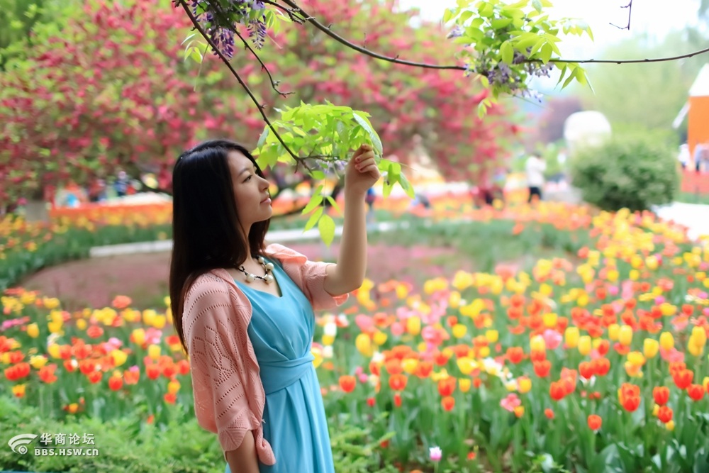 春天就是美女与花相争艳的季节