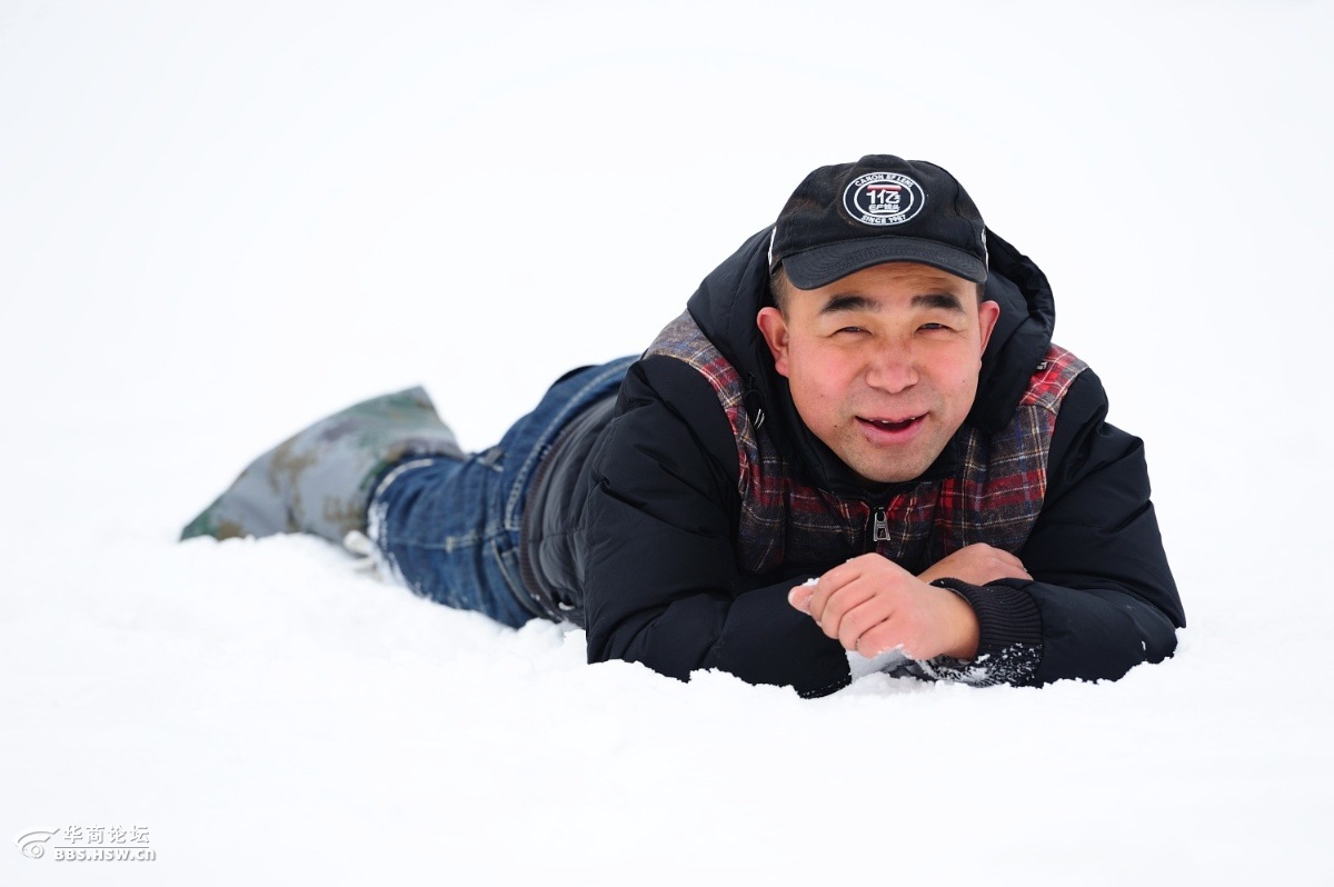 羊羊羊也来了个卧雪,一下和美女提高两档曝光才行.