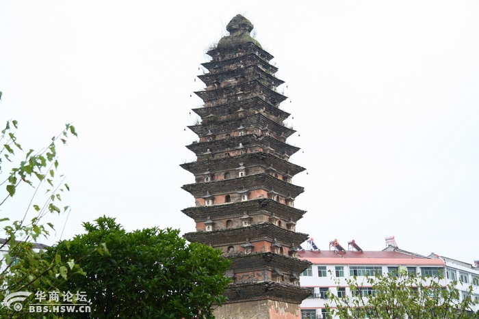 塔的所在地原来有座很大的寺院叫"开明寺",因而此塔亦称"开明寺塔".