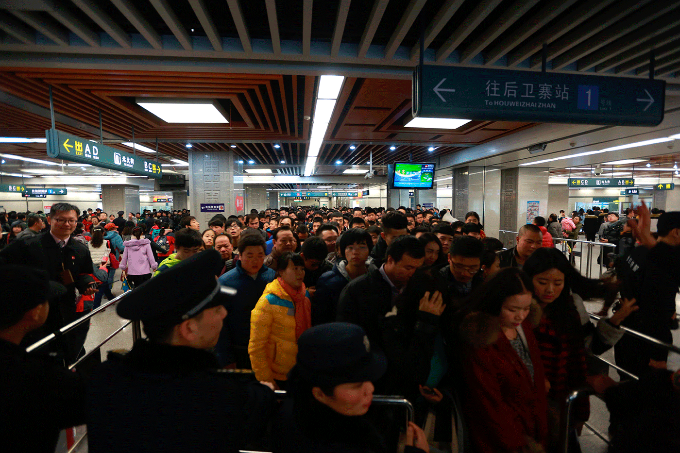 (2014年12月31日下午6:50,摄于西安地铁2号线北大街站)
