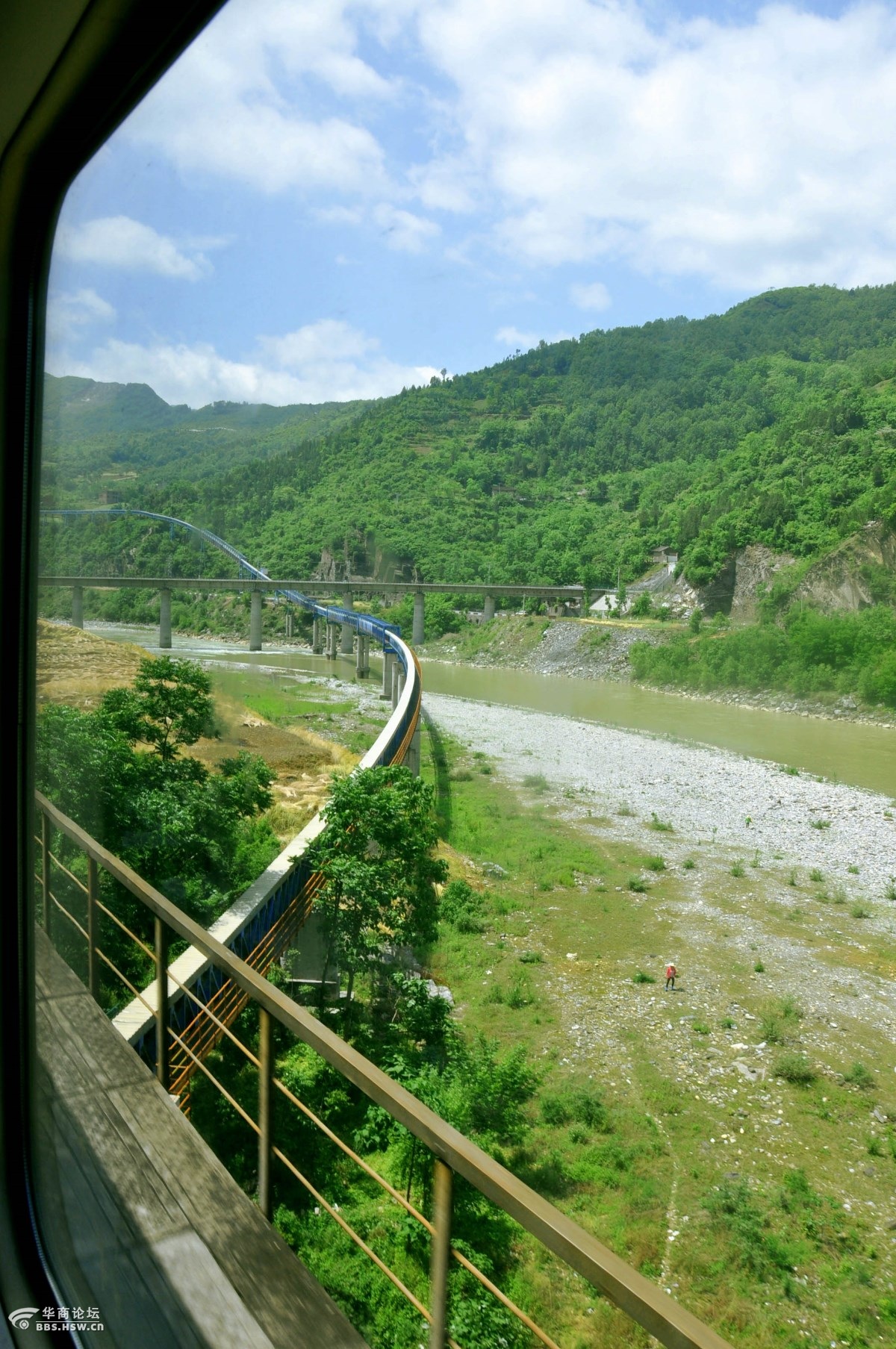 火车外面的风景图片